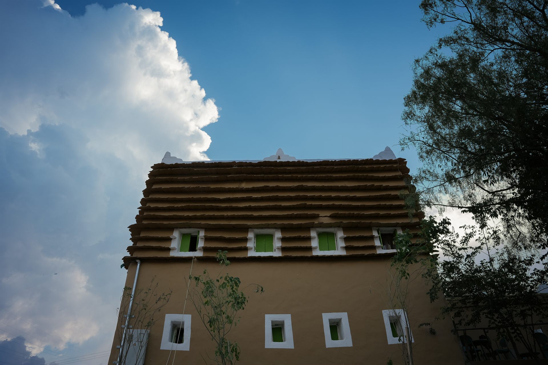 عمارة تراثية وأجواء أبها